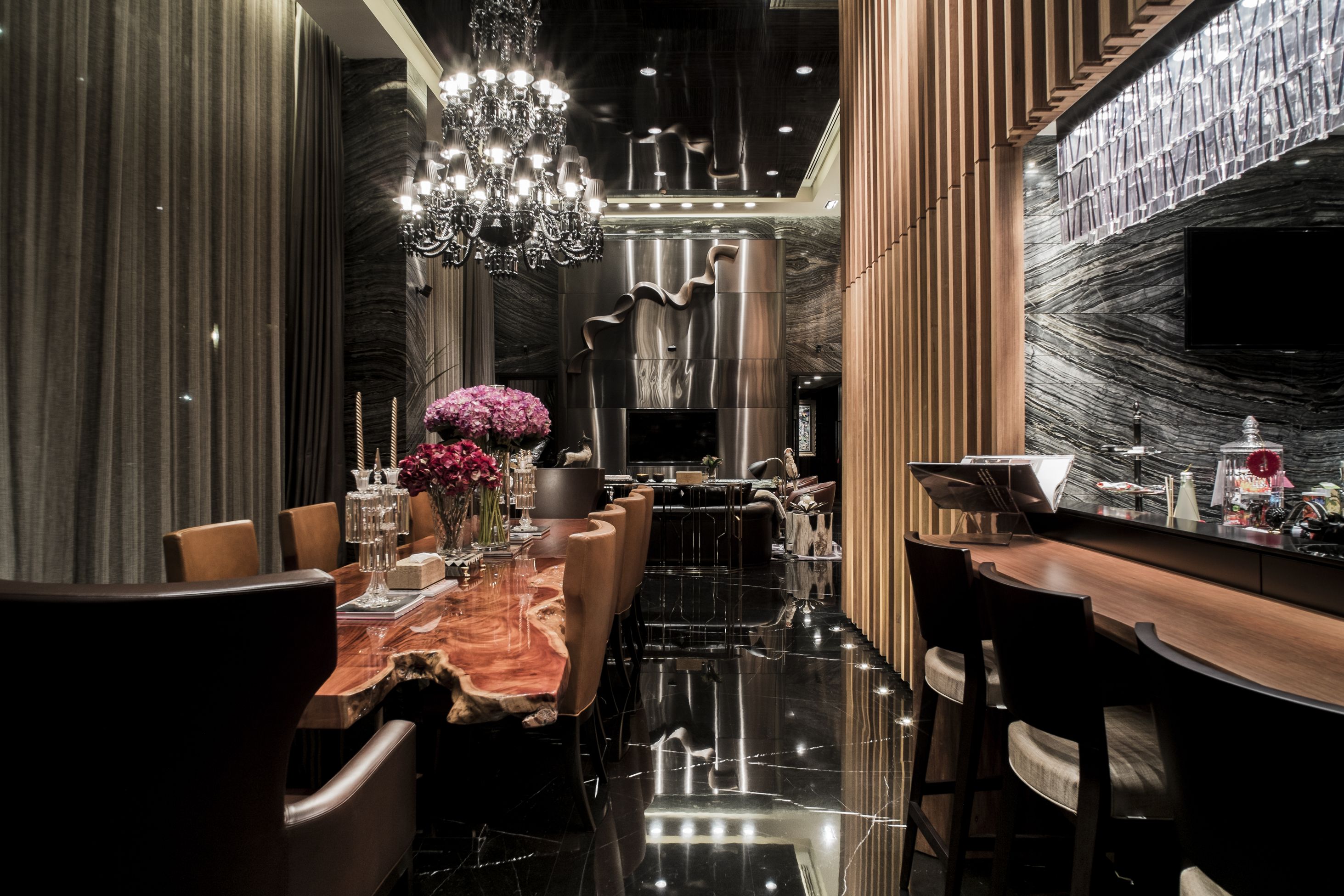 Dining & Bar